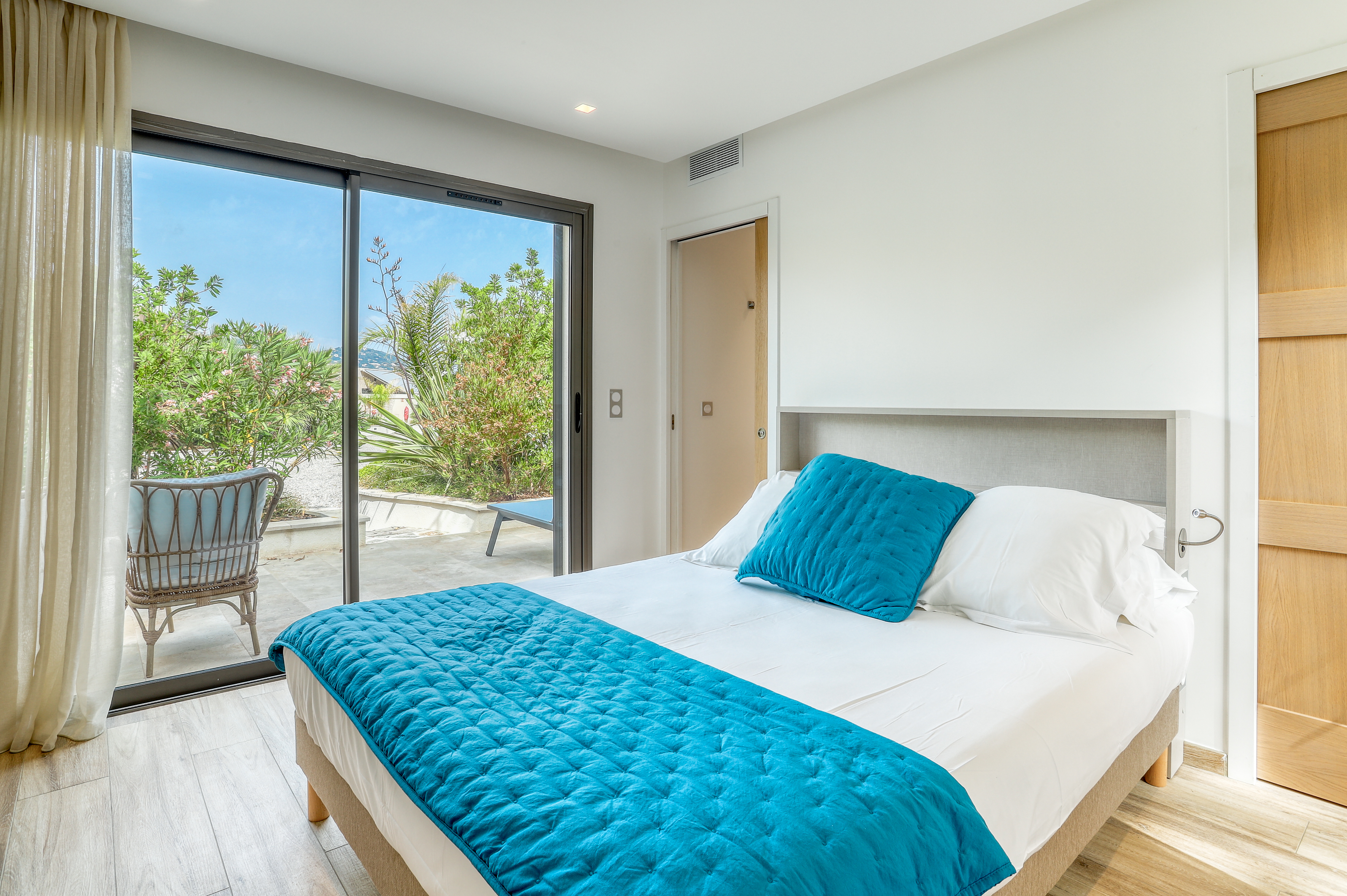 Akwabay les villas du cap, chambre double  avec terrasse de plain pied, vue sur le jardin.